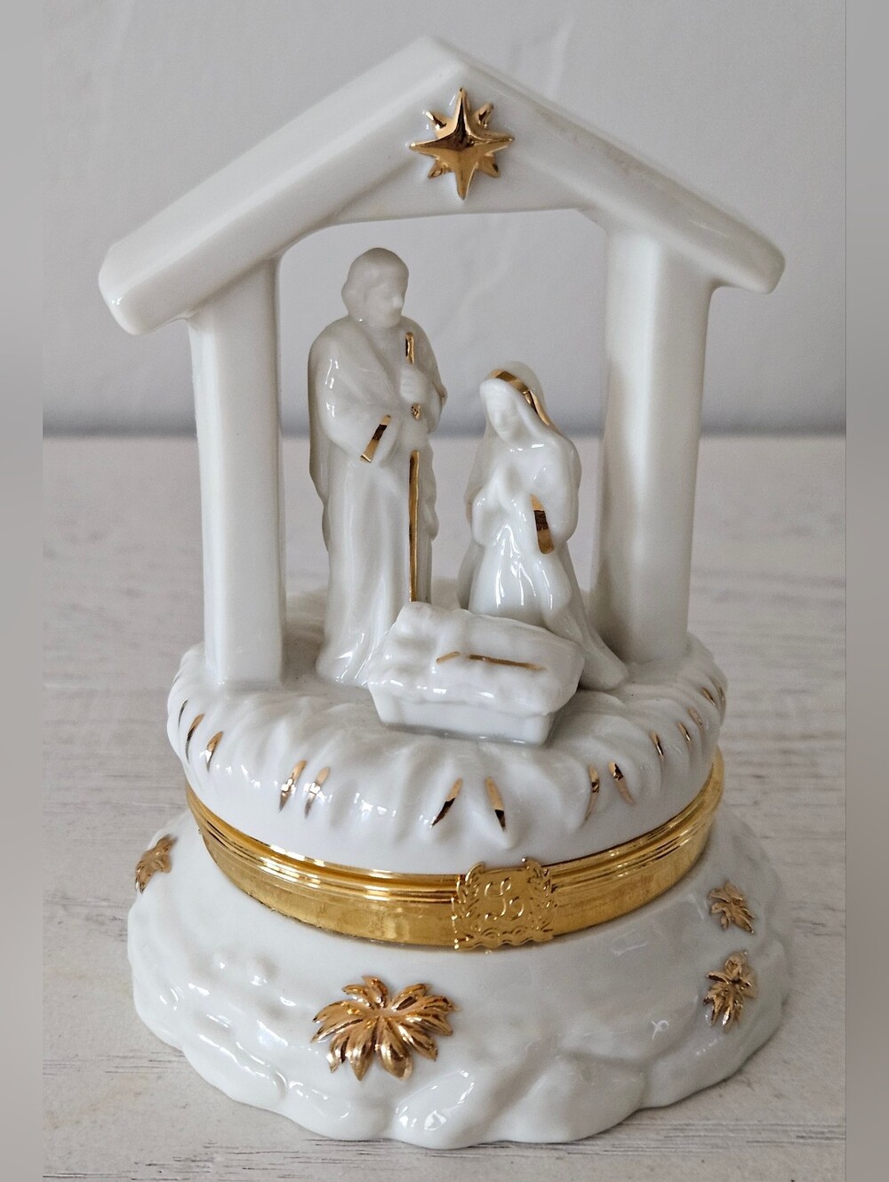 Lenox Treasures 'The Holy Family' Hinged Treasure Trinket Box 3.75"